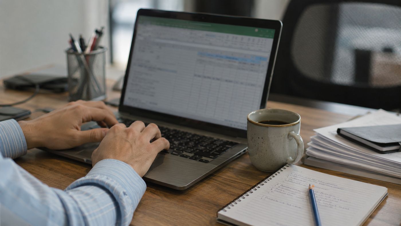 Escritorio de trabajo con notebook y anotaciones