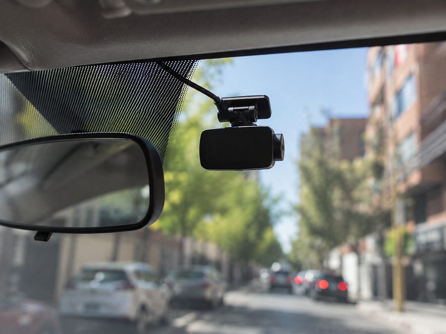 Cámara dashcam instalada en el parabrisas