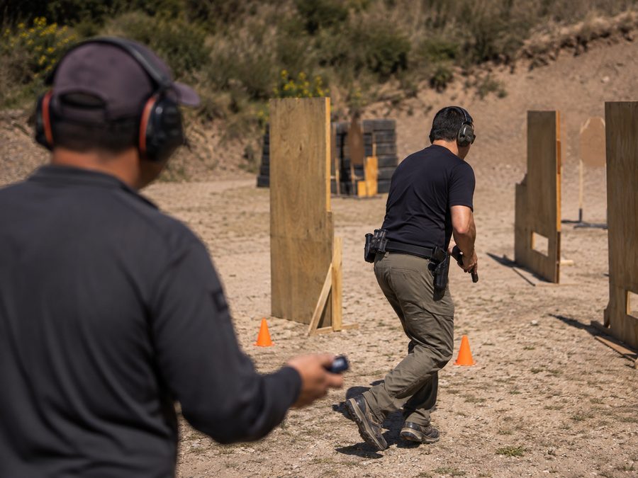Ejercicio de tiro táctico supervisado por instructor