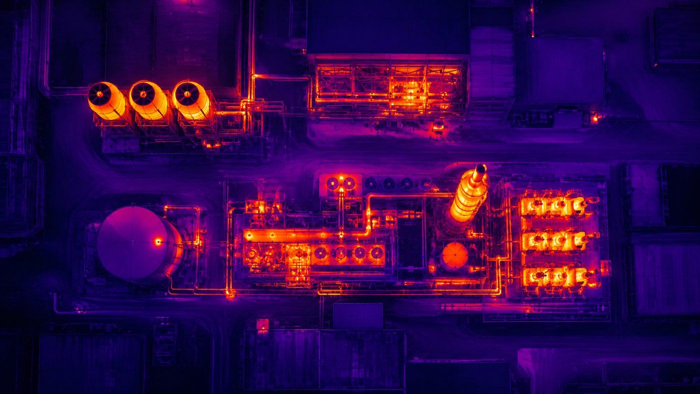 Imagen térmica aérea de instalación industrial